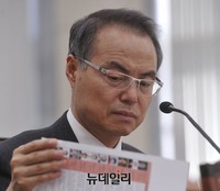 [포토] 자료 바라보는 조용구 후보자