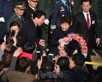 [합동임관식] 생도가족에게 받은 꽃목걸이 손에 든 박근혜 대통령