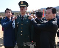 [포토] 합동임관식, 계급장 달아주는 한민구 장관