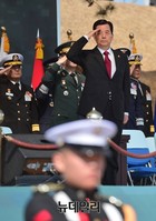 [포토] 합동임관식, 거수경례하는 한민구 장관