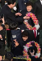 [포토] 장교가족에게 받은 꽃목걸이 직접 챙긴 朴대통령