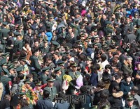 [포토] 합동임관식, 가족들 축하받는 신임장교