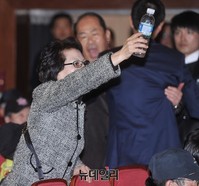 [포토] 새민련 관악을 재보선 후보 경선장 '항의 소동'