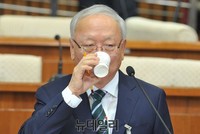 [포토] 물마시는 이병호 국정원장 후보자