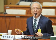 [포토] 질문에 답변하는 이병호 국정원장 후보자