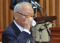 [포토] 목 축이는 이병호 국정원장 후보자