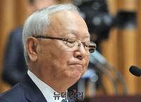 [포토] 눈감은 이병호 국정원장 후보자
