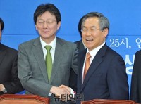 [포토] 악수 나누는 '유승민-우윤근' 여야 원내대표