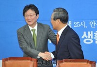 [포토] 인사 나누는 '유승민-우윤근' 여야 원내대표