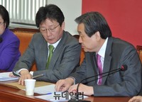 [포토] 대화 나누는 김무성 대표와 유승민 원내대표