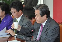 [포토] 물마시는 새누리당 김무성 대표