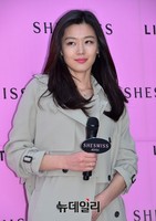 [포토] 전지현 ,봄패션은 트렌치 코트