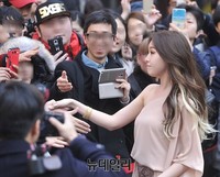 [포토] 걸스데이 민아 '팬들과의 스킨십'
