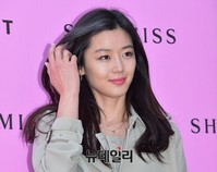 [포토] 머리넘기는 전지현, 봄내음 물씬