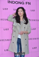 [포토] 강남대로 등장한 전지현, 트렌치코트에 찢어진 청바지