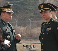 [포토] 두농이 국방부장에게 입관식 설명하는 문상균 준장