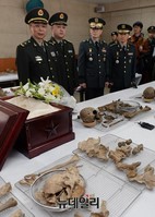 [포토] 유해 입관식 바라보는 두농이 국방부장