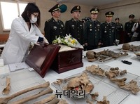 [포토] 입관되는 중국군 유해