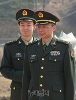 [포토] 중국군 유해 입관식에 참석한 두농이 국방부장