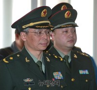 [포토] 중국군 유해 입관식 참석한 두농이 국방부장