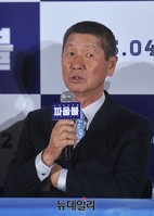 [포토] 파울볼, 김성근 감독 