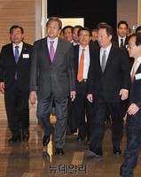 [포토] 입장하는 김무성 대표와 박용만 회장