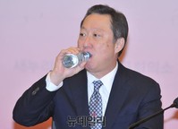[포토] 물마시는 박용만 대한상공회소 회장