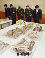 [포토] 입관식에 앞서 예 표하는 중국군