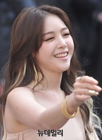 [포토] 6년만에 명동 거리에 '홀로 선' 민아