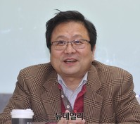 [포토] 토론회 사회맡은 현진권 자유경제원장