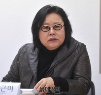 [포토] 토론회 참석한 소설가 이근미