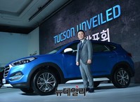 [포토] 올뉴투싼과 함께한 곽진 부사장