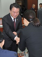 [포토] 악수 나누는 강신명 경찰청장과 새정치 권은희 의원