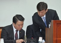 [포토] 대화 나누는 강신명 경찰청장