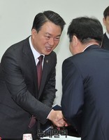 [포토] 참석자들과 인사 나누는 강신명 경찰청장