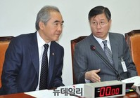 [포토] 대화 나누는 이성호 차관과 홍익태 본부장