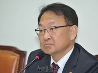 [포토] 서민주거복지 특위 참석한 유일호 장관
