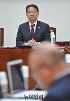 [포토] 질문 경청하는 유일호 국토교통부 장관