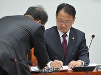 [포토] 대화 나누는 유일호 국토교통부 장관