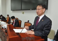[포토] 현안보고 하는 유일호 국토교통부장관