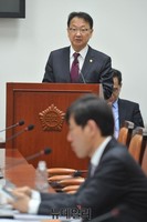 [포토] 보고하는 유일호 국토교통부 장관