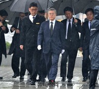 [포토] 고 노무현 대통령 묘역 참배하는 문재인 대표