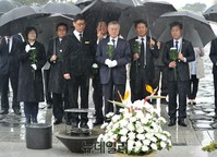 [포토] 노무현 대통령 묘역 참배하는 문재인 대표와 지도부