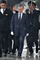 [포토] 참배를 위해 들어서는 문재인 대표