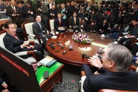 [포토] 대화 나누는 문재인 대표와 홍준표 경남지사