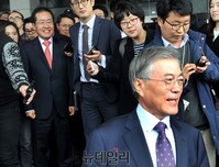 [포토] 떠나는 문재인 배웅하는 홍준표