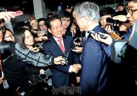 [포토] 작별의 악수 나누는 문재인-홍준표