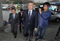 [포토] 경남도지사 집무실로 향하는 문재인 대표