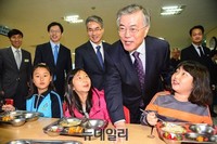 [포토] 급식소 둘러보는 새청지민주연합 문재인 대표