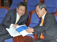 [포토] 대화 나누는 우윤근 원내대표와 강기정 정책위의장